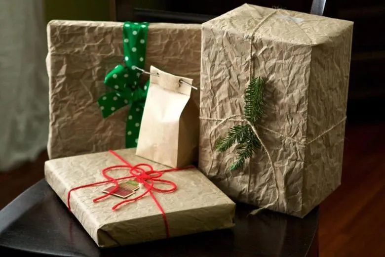 Упаковка подарунка в подарунковий папір 