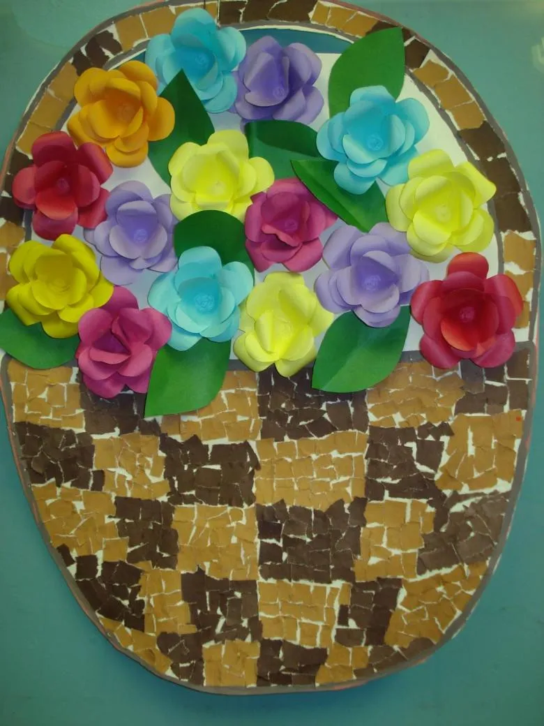 Аплікація кошики з квітами з картону і кольорового паперу