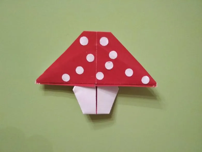 Аплікація грибів з кольорового паперу та картону