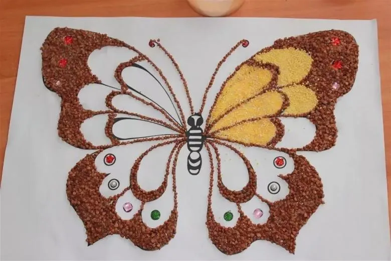 Аплікація метелики з круп і кольорового паперу 