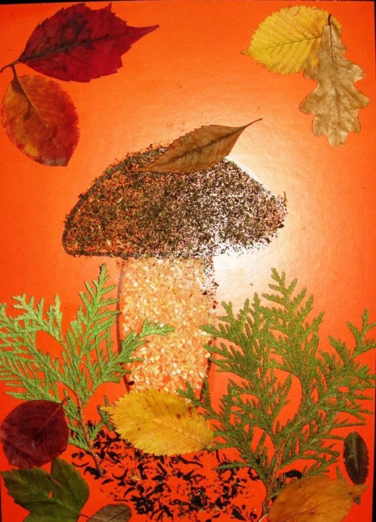 Аплікація грибів з листя і кольорового паперу 