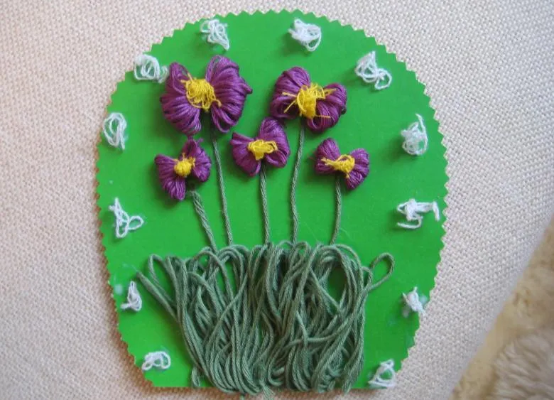 Приклад виготовлення аплікації квітів з різнокольорових ниток