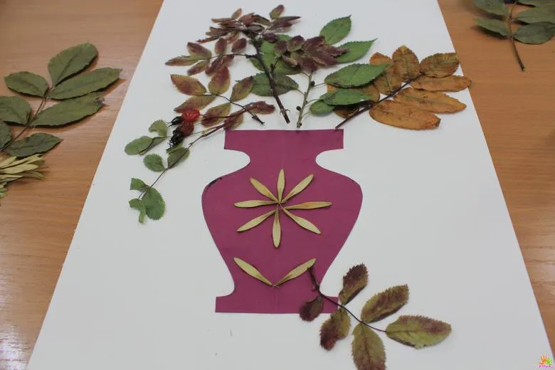Аплікація вази з листя і кольорового паперу 