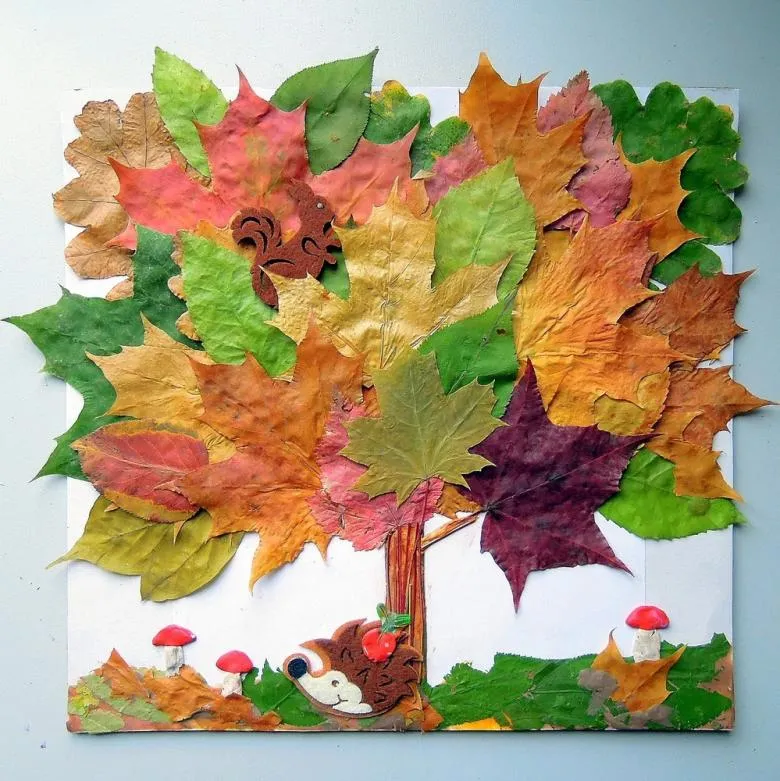 Аплікація дерева з листя і кольорового паперу 