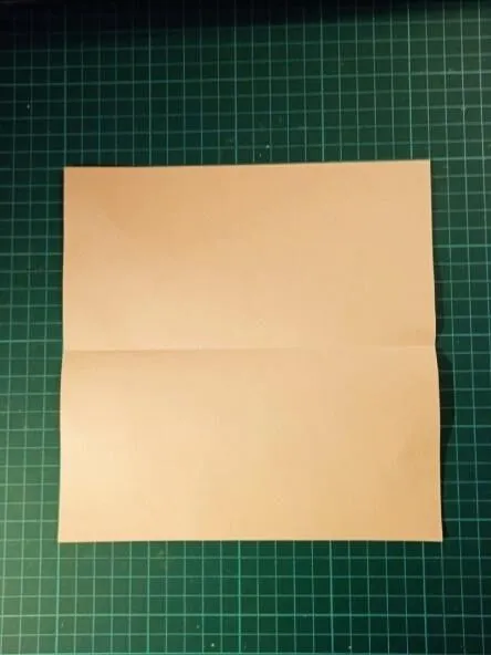 Орігамі кролик з паперу