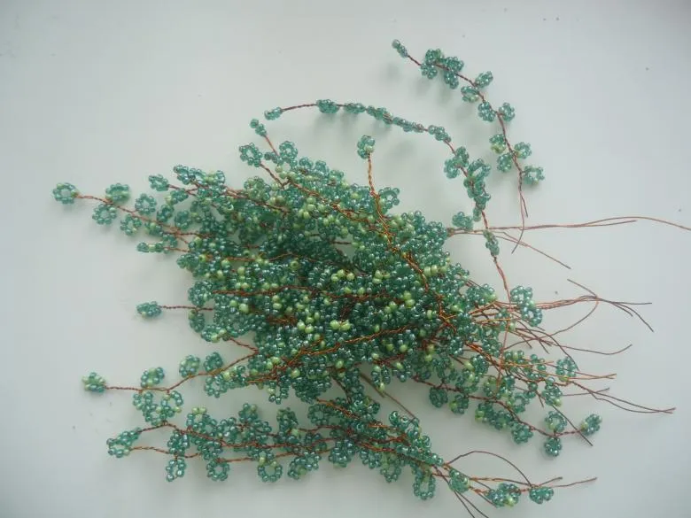 бісеринки кольори листочків надіваються на один довгий шматок дроту