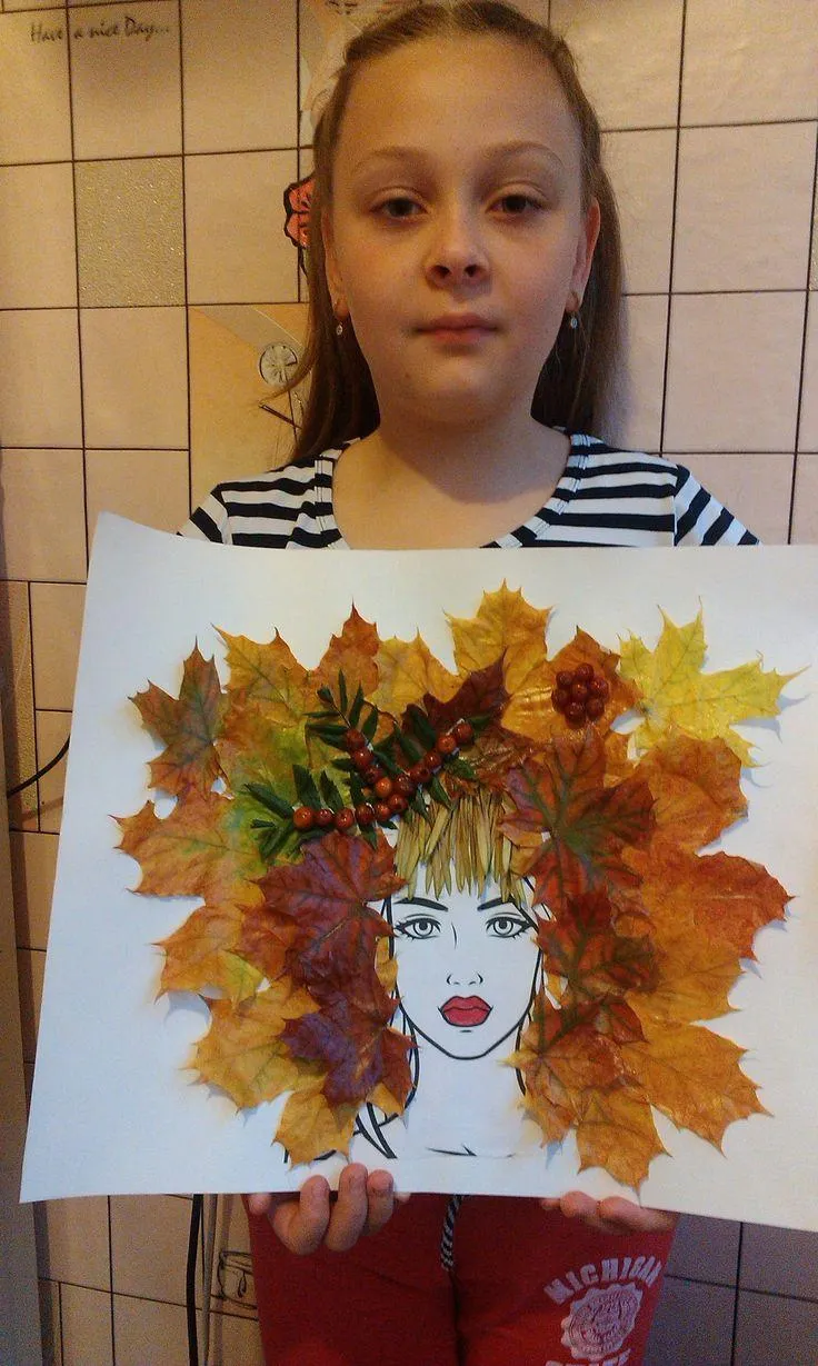 дівчина з осіннього листя