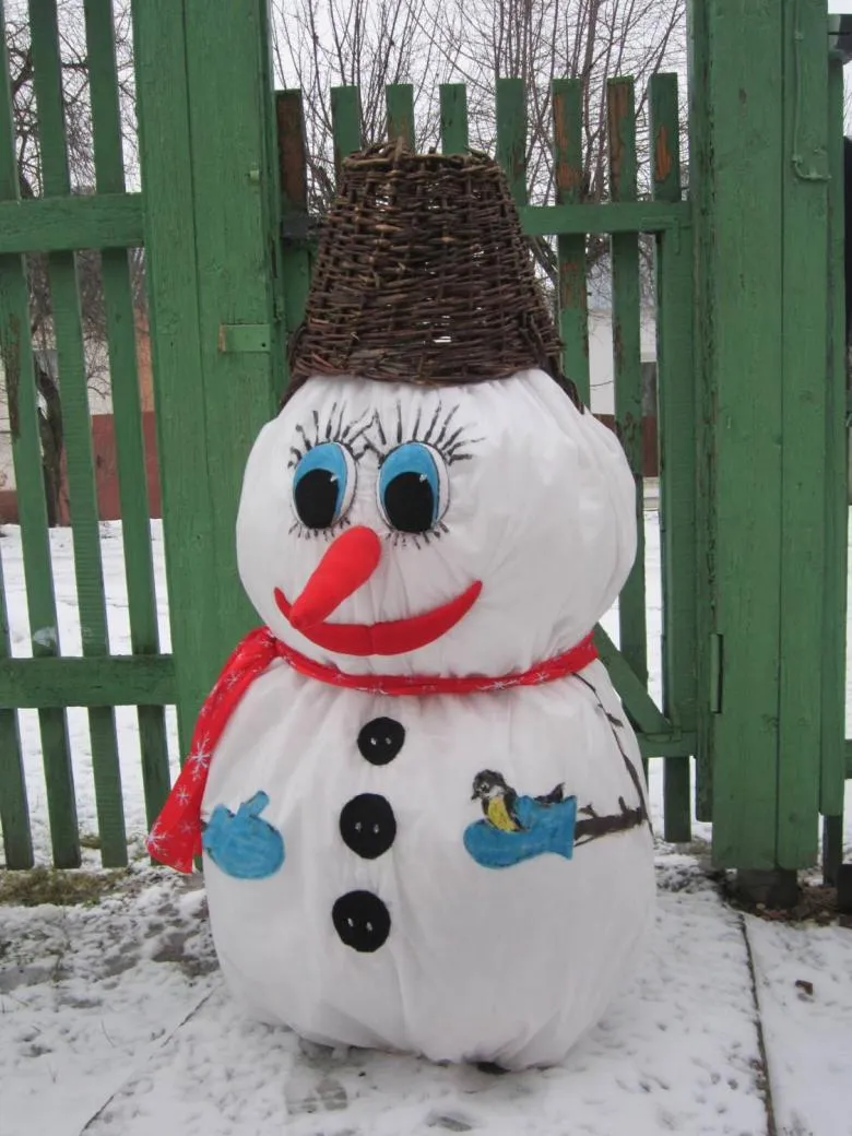 сніговик з підручних матеріалів