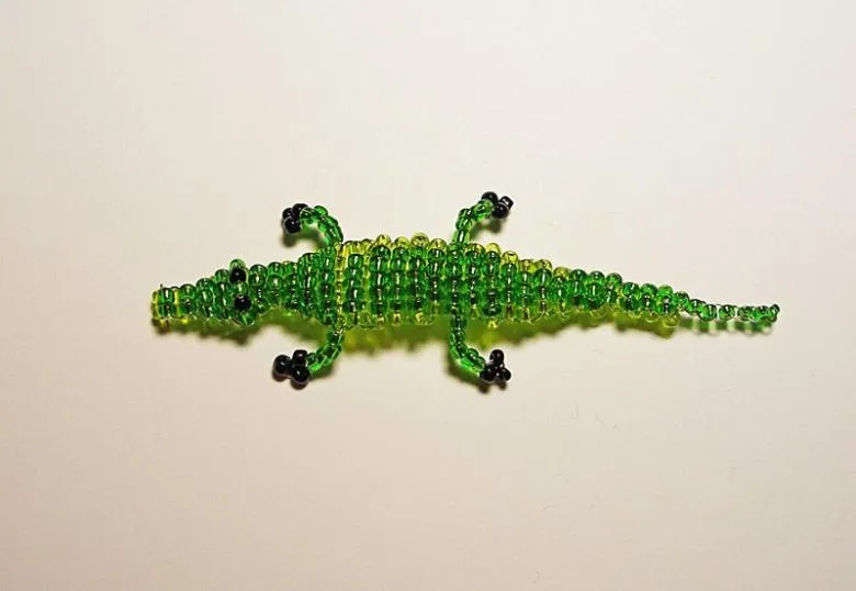 Крокодила з зеленого бісеру і дроту