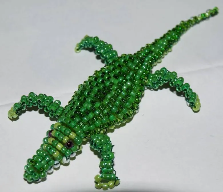 Крокодила з зеленого бісеру і дроту