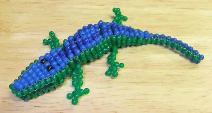 Крокодила з різнобарвного бісеру і дроту