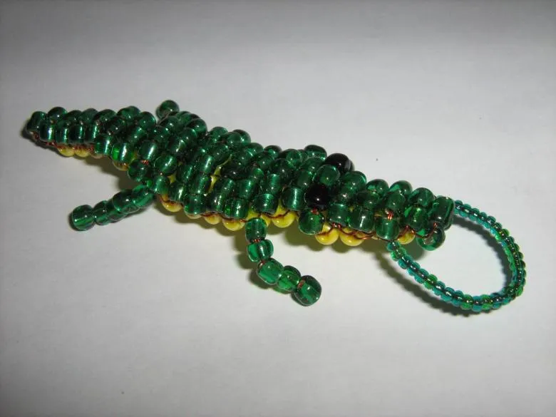 Крокодила з різнобарвного бісеру і дроту