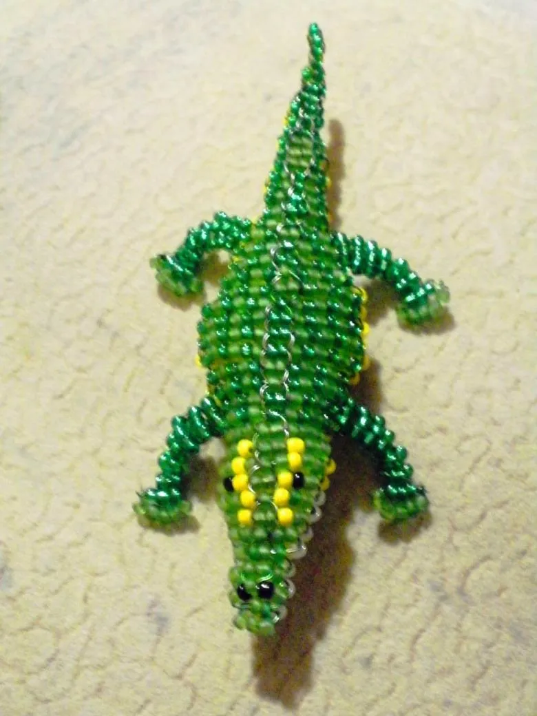 Плоский крокодил з різнобарвного бісеру і дроту