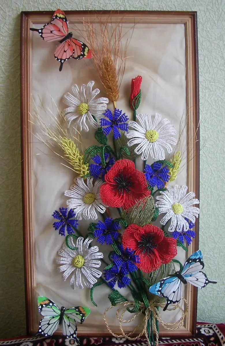 Панно квітів з кольорового бісеру 
