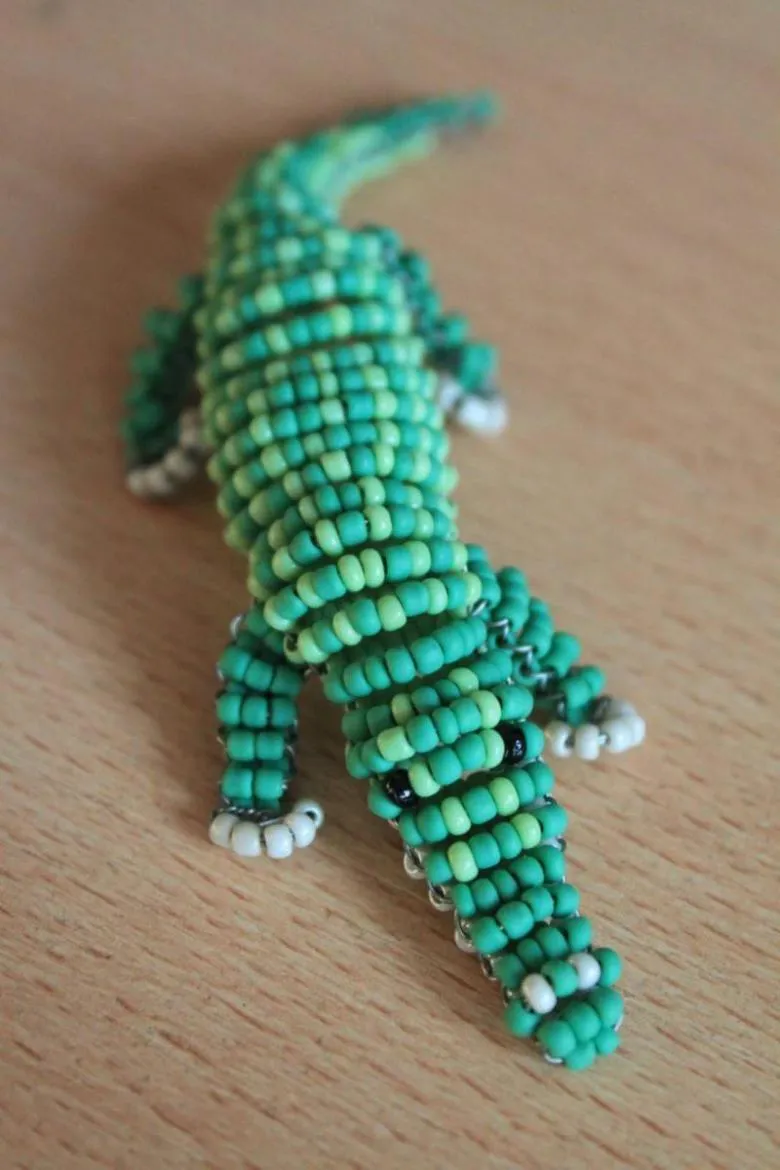 Плоский крокодил з різнобарвного бісеру і дроту
