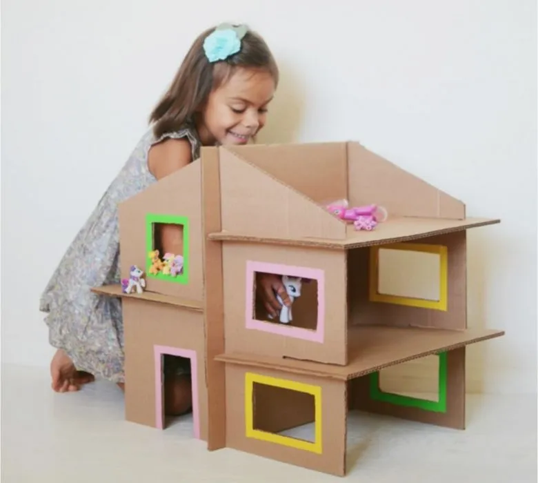 саморобний картонний іграшковий будинок