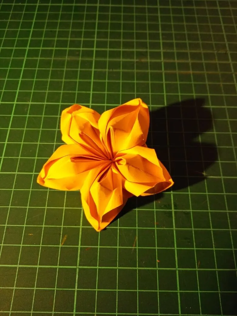 квітка в техніці модульного орігамі