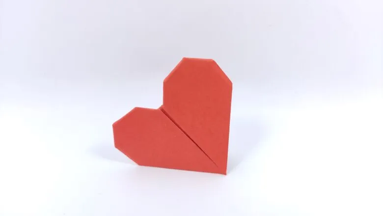 Орігамі серце з паперу